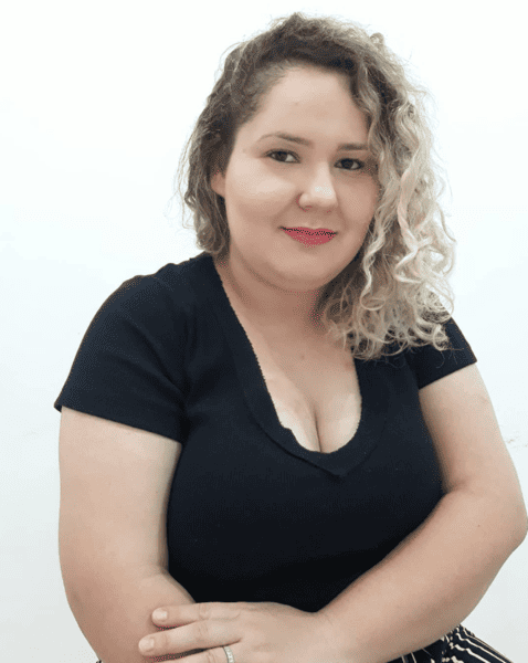Psicóloga Bruna Gerke sorrindo, representando acolhimento e profissionalismo no atendimento terapêutico.