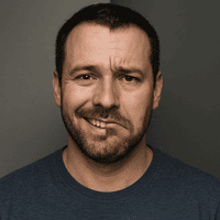 Homem com expressão facial ambígua, demonstrando simultaneamente alegria e preocupação, representando mudanças de humor e emoções humanas.